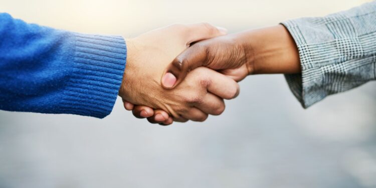 Safety Habits When Meeting New People in Big Cities