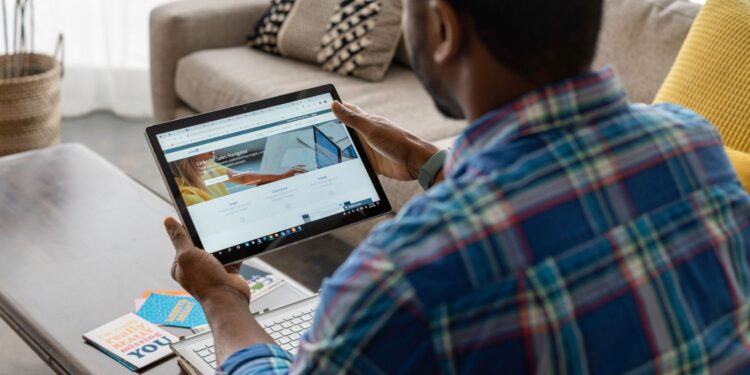 Leading LinkedIn Recommendation Examples That Can Boost Your Professional Credibility