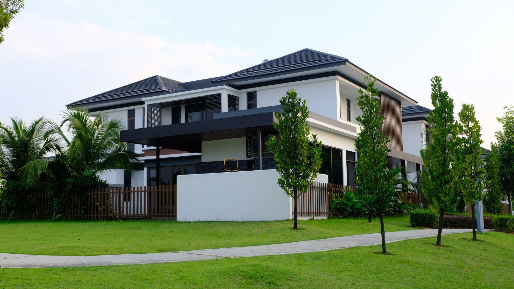 Exterior Siding in Newton: Materials, Climate Impact, and Structural Protection